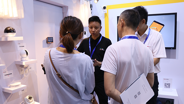 必威首页技術人員現場講解